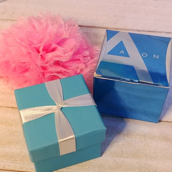 NEW AVON Solitaire Faux Diamond Ring Self Adjusting - Picture 4 of 8